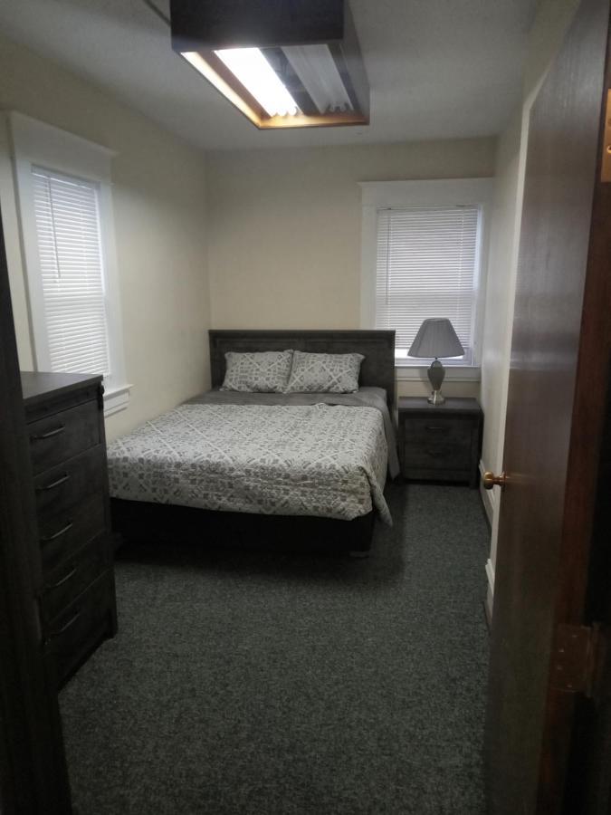 E. Michigan Walk Up Furnished 2 Bedroom Apt Lansing Bagian luar foto